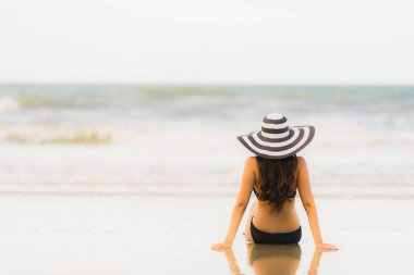 Portre güzel genç Asyalı kadın plaj se üzerinde bikini giymek