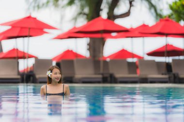 Portre genç asyalı kadın rahatla gülümseme açık yüzmek etrafında mutlu