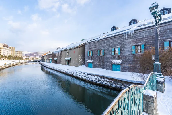 Beautiful landscape and cityscape of Otaru canal river in winter — Stock Photo, Image