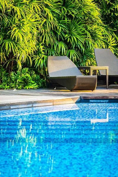 Yatak şezlong ve şemsiye ile güzel Açık Yüzme Havuzu