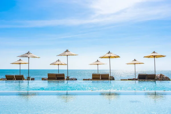 Deniz okyanus üzerinde sky şemsiye ve sandalye ile güzel manzara 