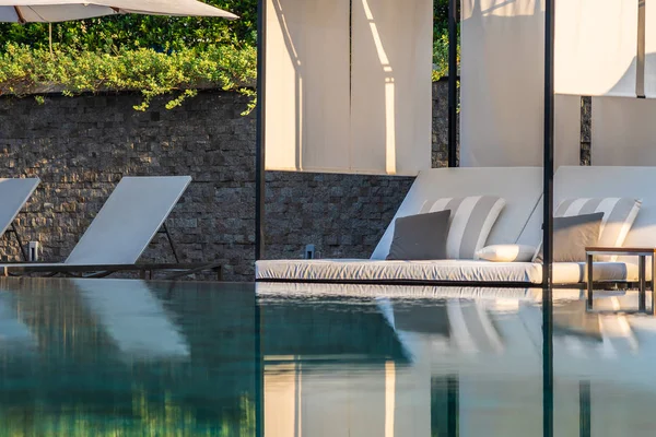 Piscine extérieure avec parasol salon autour de là fo — Photo