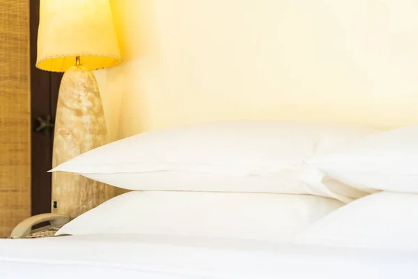 ベッドルームのベッドの装飾に美しい快適な枕 — ストック写真