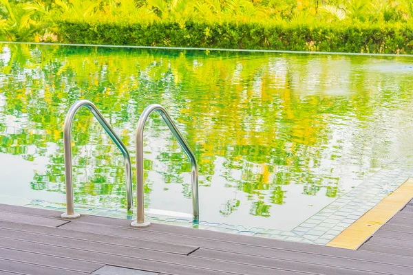 Hermosa piscina al aire libre de lujo en hotel y resort —  Fotos de Stock