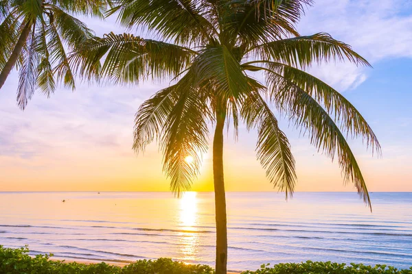 Bellissimo paesaggio tropicale all'aperto di mare spiaggia oceanica con coc — Foto Stock