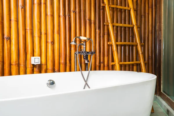 Belle décoration de baignoire blanche de luxe dans la salle de bain — Photo
