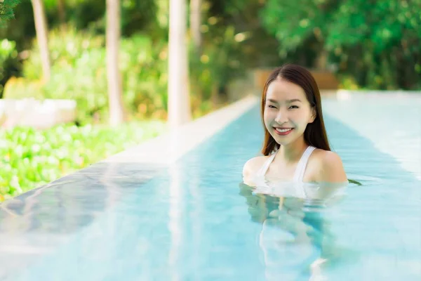 うんちを水泳で肖像画の美しい若いアジア女性の幸せな笑顔します。 — ストック写真