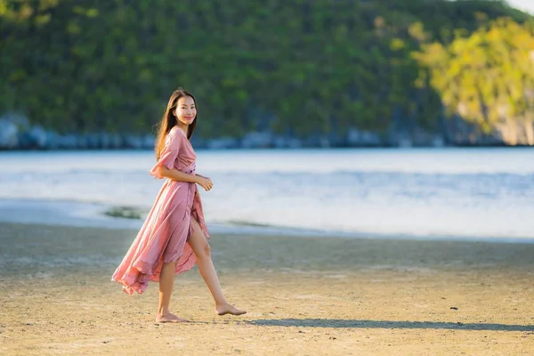 Portrait young beautiful asian woman walk smile and happy on the — Stock Photo, Image