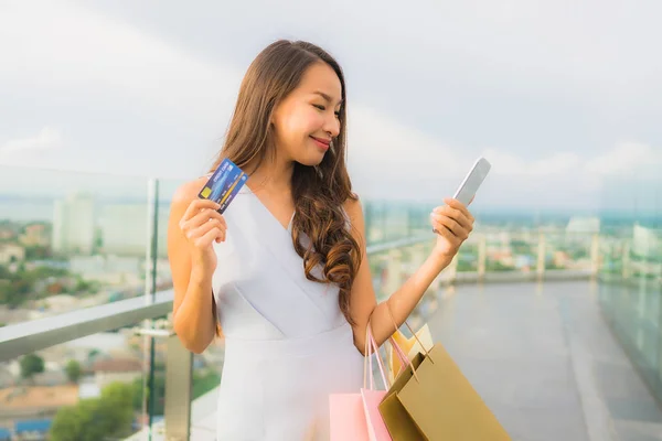 Retrato hermosa joven asiática mujer feliz y sonrisa con crédito — Foto de Stock