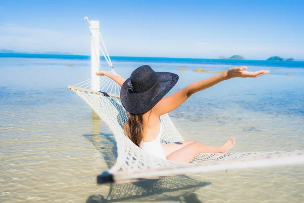 Portre güzel genç Asyalı kadın etrafında hamak üzerinde oturuyor s