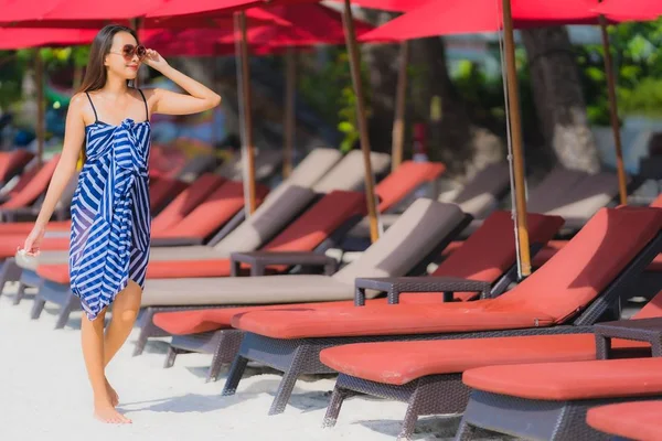 Portret jonge Aziatische vrouw glimlach gelukkig rond strand zee oceaan Wi — Stockfoto