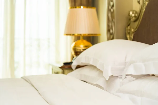 Belo luxo confortável travesseiro branco na decoração da cama em b Imagens Royalty-Free
