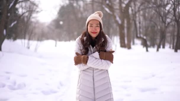 Des Images Belle Femme Asiatique Vêtements Chauds Debout Extérieur Sous — Video