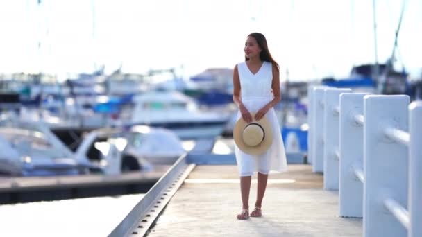 Bilder Vacker Asiatisk Kvinna Piren Med Båtar Bakgrunden — Stockvideo