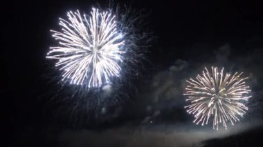 Gece gökyüzünde patlayan havai fişeklerin yakın çekim görüntüleri.