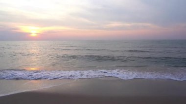 Güzel dalgalı denizin sakin görüntüleri.