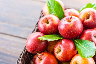 Sepet içinde kırmızı elma