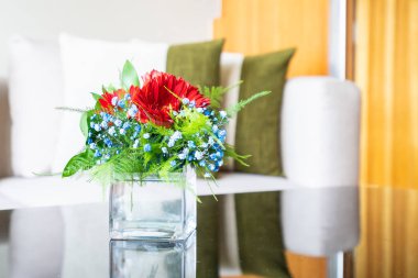 Tablo vazo çiçek yastık kanepe dekorasyon ile