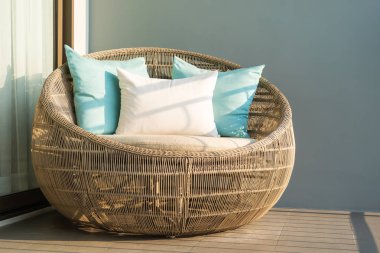 Kanepe sandalyede rahat yastık