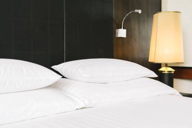 Güzel lüks rahat beyaz yastık ve battaniye yatakta zekâ