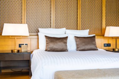 Yatak ve battaniye üzerinde güzel lüks rahat beyaz yastık Dec