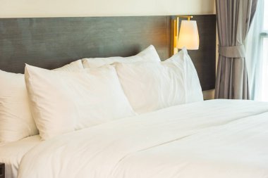 Güzel lüks rahat beyaz yastık ve battaniye yatakta