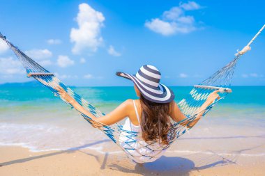 Portre güzel genç Asyalı kadın mutlu üzerinde boş zaman gülümsemek 