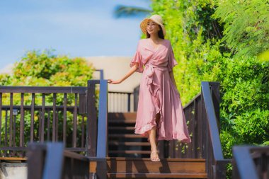 Portre güzel genç Asyalı kadın deniz plaj okyanus arıyor