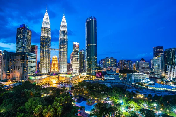 Hermoso edificio de arquitectura exterior en la ciudad de Kuala Lumpur en —  Fotos de Stock