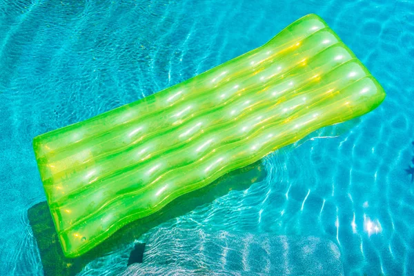 Anneau de natation coloré ou flotteur en caoutchouc autour de l'eau de la piscine — Photo