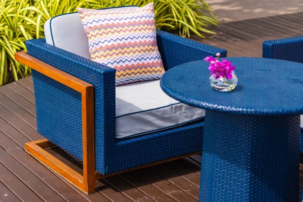 A kanapé dekoráció szabadtéri terasz kényelmes párna — Stock Fotó