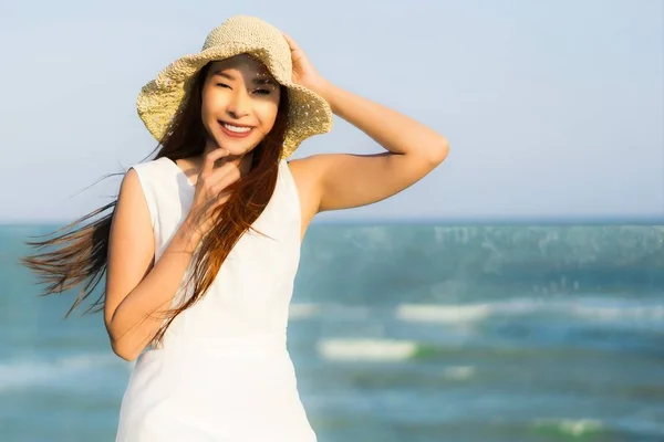 Porträt schöne junge asiatische Frau glücklich und lächeln auf dem Schnabel — Stockfoto