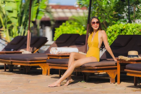 Retrato hermosa joven asiática mujer ocio relajarse sonrisa y hap — Foto de Stock