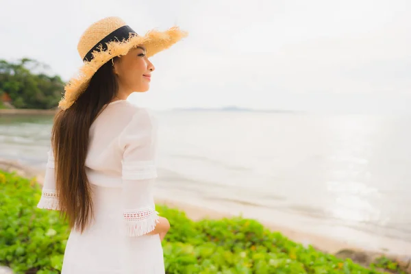 Porträtt vacker asiatisk kvinna bära hatt med leende lycklig fritid — Stockfoto