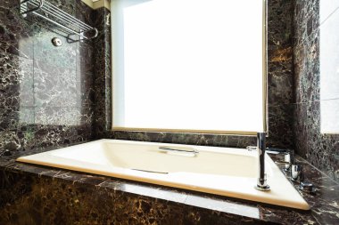 Odada beyaz küvet dekorasyonu