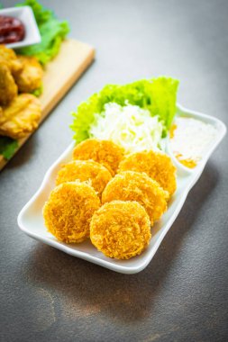 Derin yağda kızartılmış karides pasta veya topu sebze ile