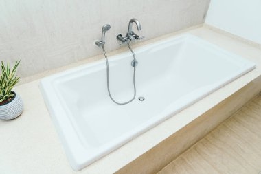 Güzel lüks beyaz küvet banyo dekorasyon iç