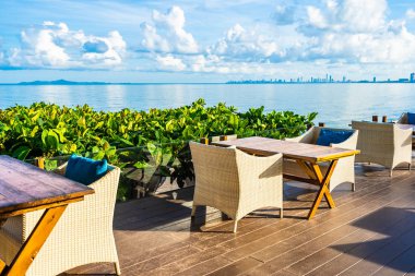 Yemek için boş masa ve sandalye w yaklaşık deniz Okyanusu plaj seti