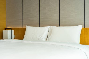 Güzel lüks rahat beyaz yastık ve battaniye yatakta