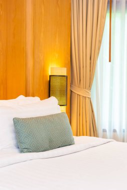 Yatakta güzel lüks rahat beyaz yastık battaniye süsleyin