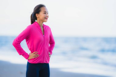 Portre güzel genç Asyalı kadın çalışan ve t üzerinde egzersiz