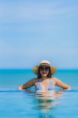 Portre güzel genç Asyalı kadın mutlu gülümseme rahatla swimmi içinde