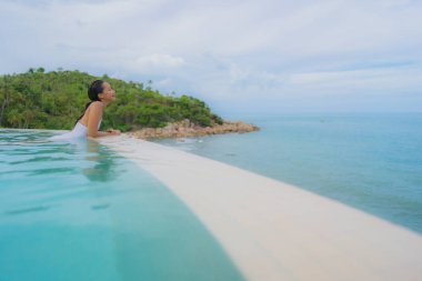 Portre genç asyalı kadın rahatla gülümseme açık yüzmek etrafında mutlu