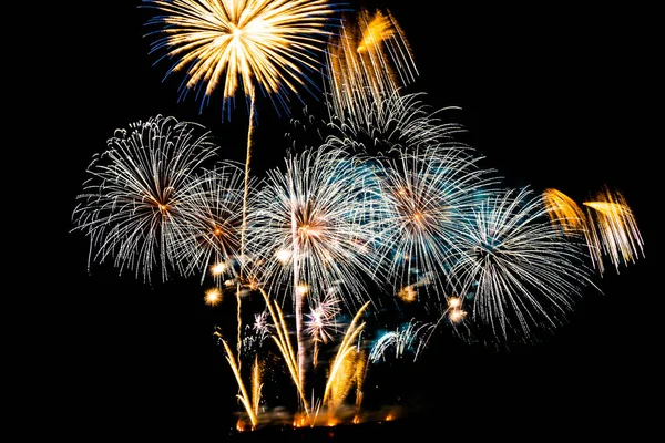 Gyönyörű tűzijáték a fekete ég — Stock Fotó