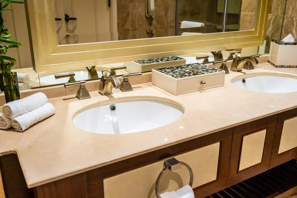 Hermoso grifo de lujo y decoración del fregadero en el baño — Foto de Stock