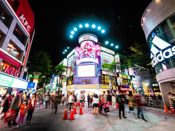 Taipei, Taiwán - 27 de noviembre de 2018: Ximending street market is t — Foto de Stock