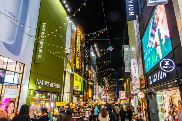 Seul, Coréia do Sul 10 dezembro 2018: Myeong dong mercado é o — Fotografia de Stock