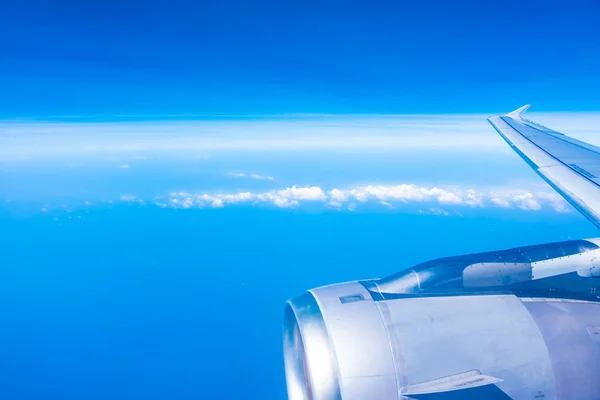 Vista aérea da asa do avião com céu azul — Fotografia de Stock
