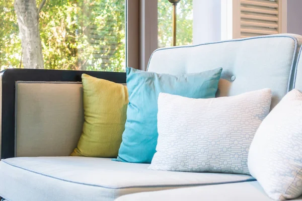 Travesseiro confortável na decoração de cadeira de sofá interior — Fotografia de Stock
