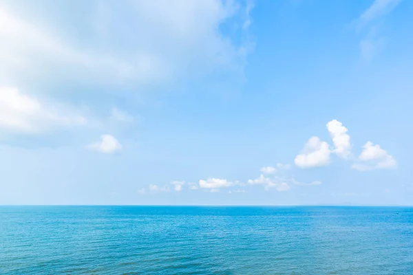 Beautiful landscape of sea ocean with white cloud and blue sky — Stock Photo, Image